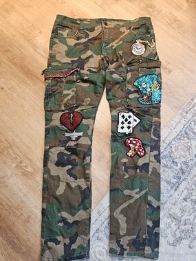 Camo Relaxed Fit Men's Jeans with Sequin Patches